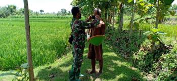 Pandemi Corona, Anggota Satgas TMMD Bojonegoro Berikan Masker Kepada Warga